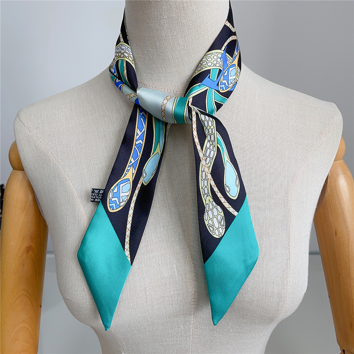 Новый брендовый дизайн, цветно – обзор и цена Scarf Silk Neck