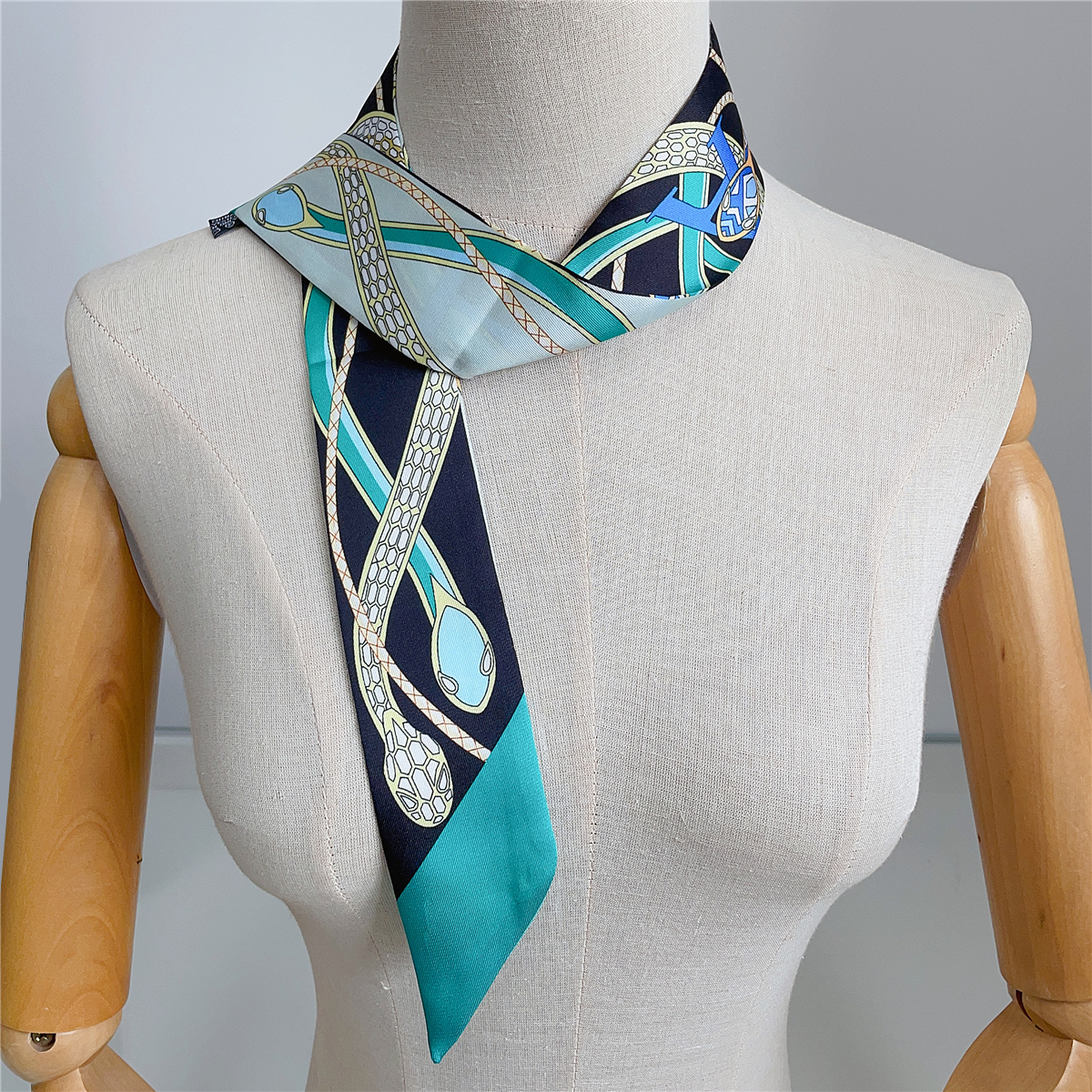 Новый брендовый дизайн, цветно – обзор и цена Scarf Silk Neck